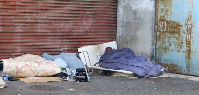路上で寝ている人たち