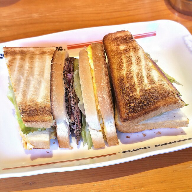 「モスバーガーさんマジですか」肉2倍の“ボリューム凄すぎバーガー”高さ8cmはやりすぎです…!「口を全開に開けてやっと食べれる」「想像以上に写真そのまま来てびっくり」