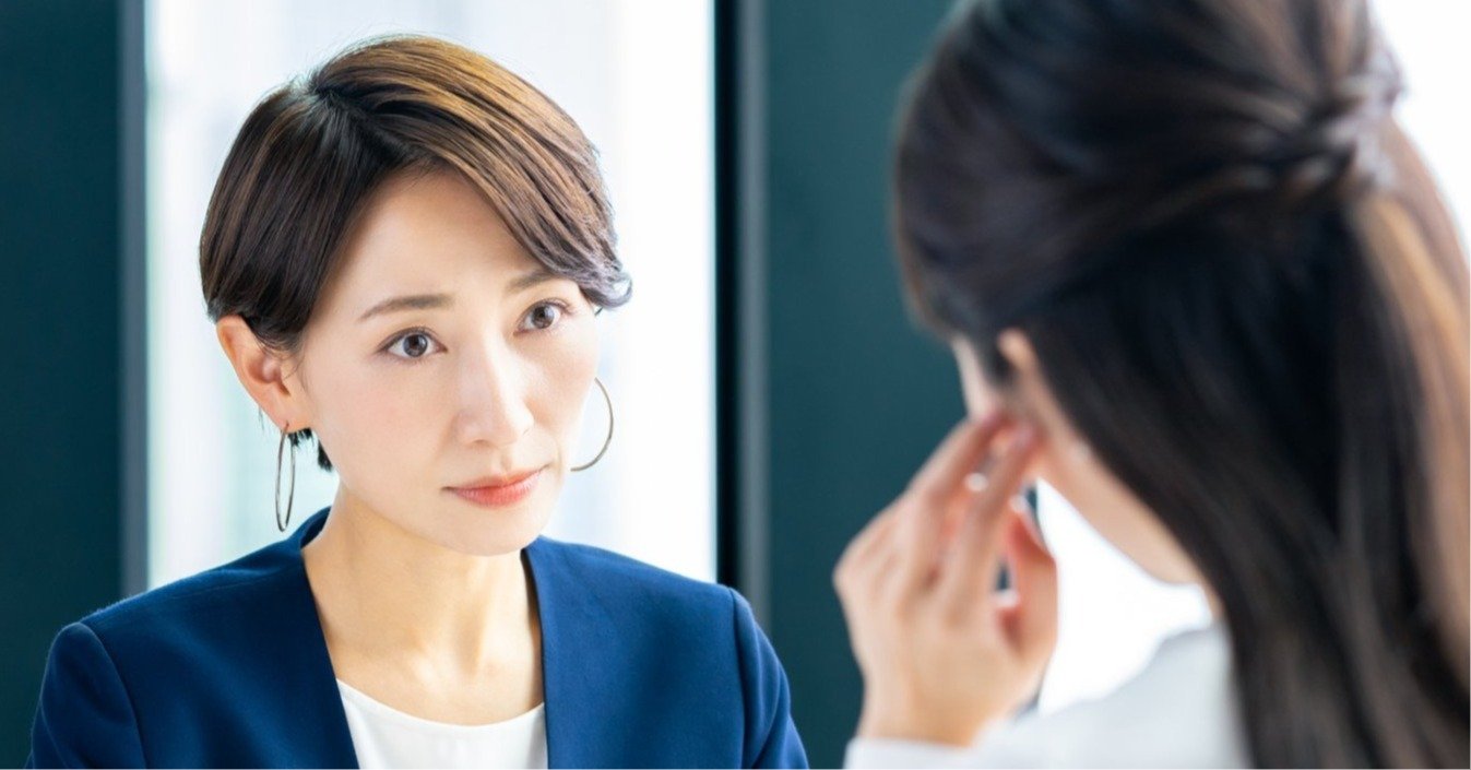女性の相談に乗る女性