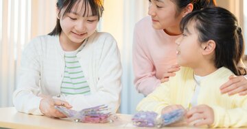 禁止？見守る？子どもの“高額”シール交換に親がモヤモヤするワケ