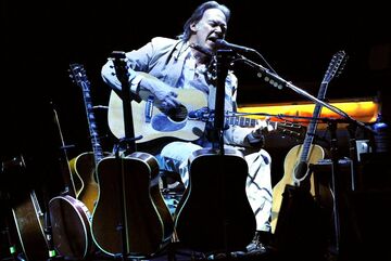 スポティファイ、ニール・ヤングの楽曲を削除へ