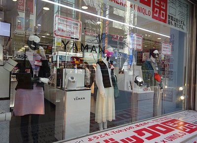 美容家電を身につけたマネキンが並ぶビックロビックカメラ新宿東口店