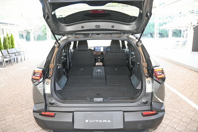 撮影用車両として用意されていたXグレードのフルラゲッジ状態。Zはサイドポケットが左右にあるが、Xは左のみ