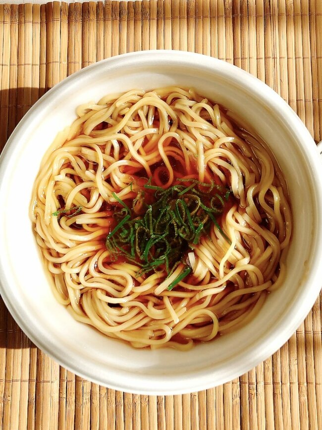 思わず二度見した…!ローソンの「具なしラーメン」鶏油だくだくスープがウマすぎるよ!
