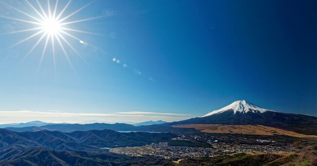 富士山と忍野の街並み
