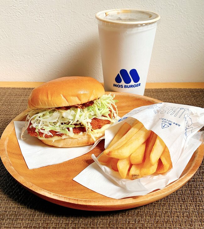「やたらうまいぞ」「アタリが来た」モスバーガーの“期間限定メニュー”肉肉しさがたまらない！「反則でしょ」「レギュラー入りして」《実食レビュー》