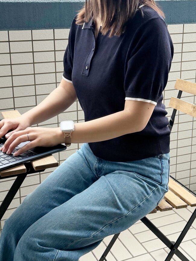 【しまむら】コスパ良すぎて色違いも欲しい…！1639円の「着回しトップス」二の腕がスッキリ見えてありがたい！