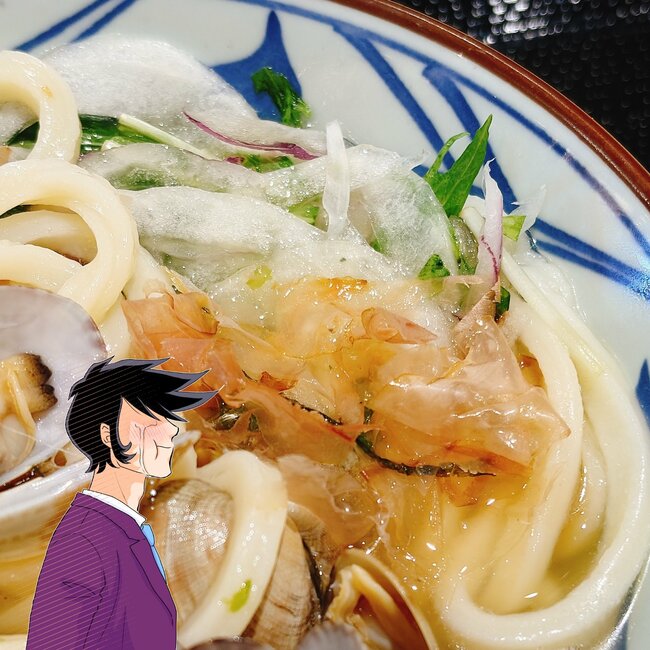 「しばらくランチはリピートする」の声も。丸亀製麺の“豪快すぎるメニュー”旨すぎて汁まで飲み干しちゃった！「好きなものしかのっていない」「1杯で夏を味わえる」《実食レビュー》