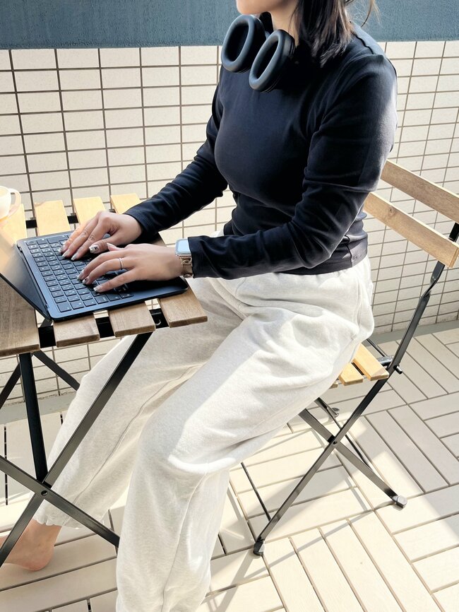 「毎年出してほしい」「これが欲しかった!」ユニクロの“1290円トップス”脚長効果バツグンの名品でした!「私の中でベストセラー!」