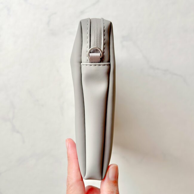 「重いカバンを使わなくなった」無印良品の“ミニバッグになるポーチ”が天才すぎる!「財布、携帯、キーケース入ります!」「整理しやすく使いやすい」