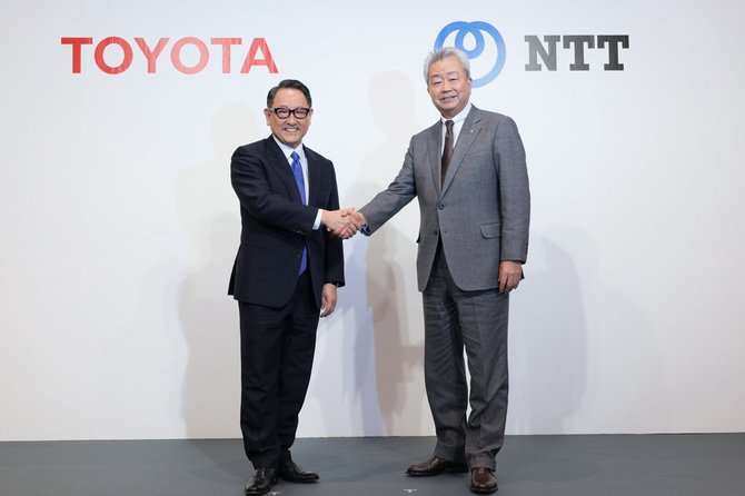資本業務提携の会見にて。トヨタの豊田章男社長(左)と日本電信電話の澤田純社長