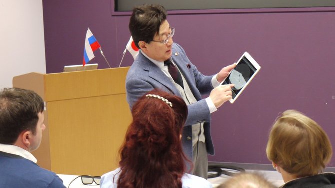 サハリン州の市議団に遠隔医療を紹介する旭川医科大学の吉田学長