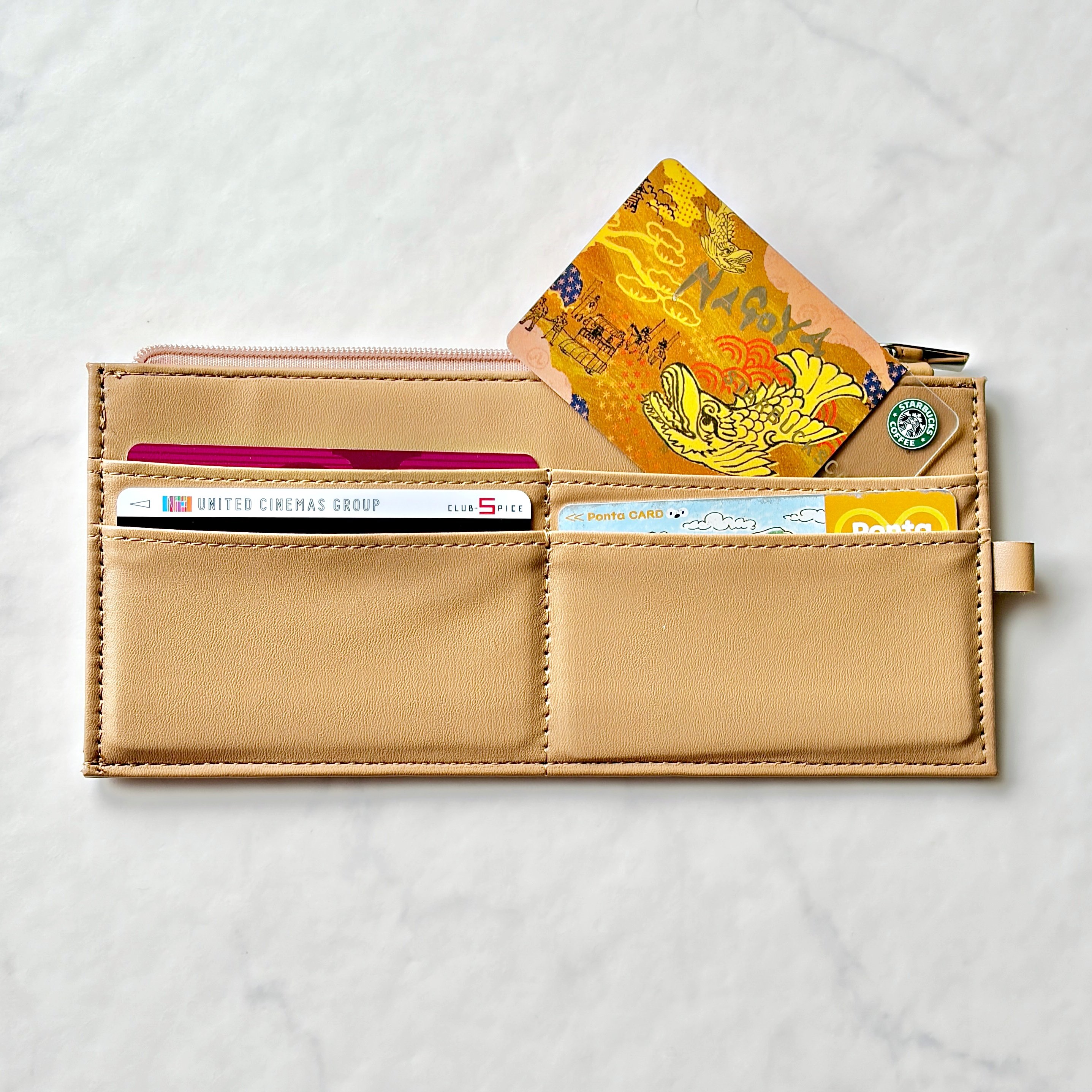 カードや診察券が40枚入った…！ダイソーの「ぺたんこ財布」現金やカードをコンパクトに持ち歩けて嬉しい！