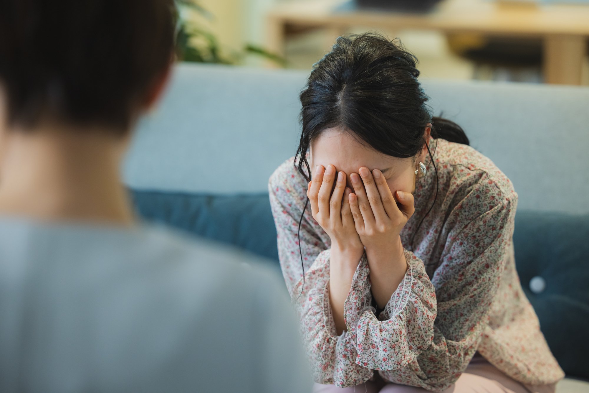 泣き出した女性を目の前にすると、喧嘩中でもつい慰めてしまうワケ