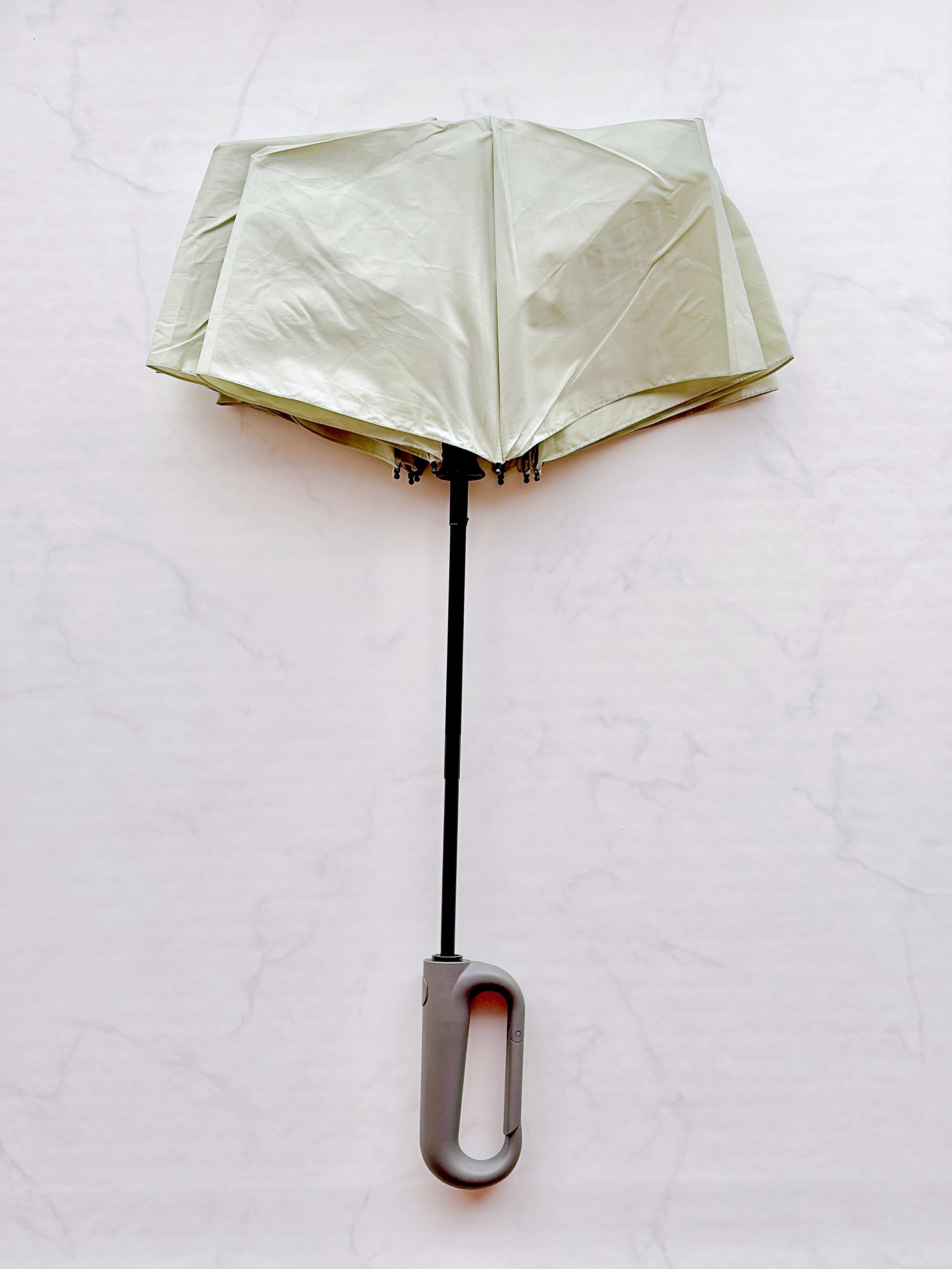 もう普通の傘に戻れない…3COINSの「天才レイングッズ」雨の日のストレスを減らせて嬉しい！「ありそうでなかった！」「すごく助かっています」