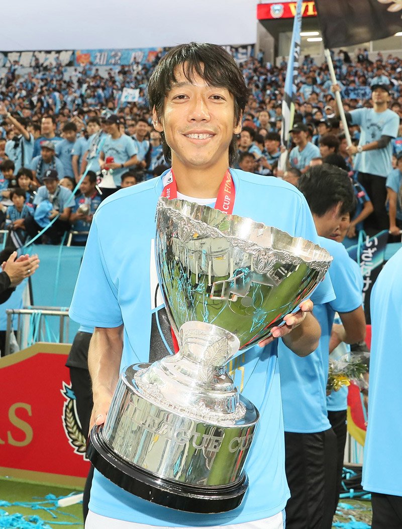 2019年のサッカールヴァン杯で優勝を決め、カップを手に笑顔を見せる中村憲剛