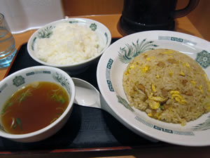 チャーハンをおかずに白米。「ダブル炭水化物」はアリか?