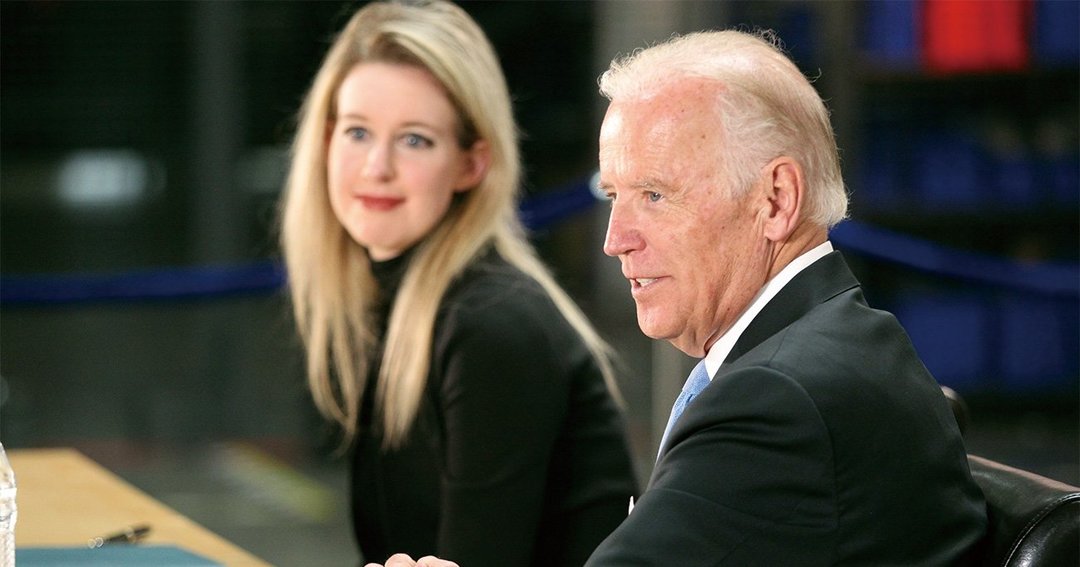 2015年7月、当時のジョー・バイデン副大統領と写真に収まるエリザベス・ホームズ氏