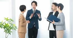 職場で出世しない人は「職場みんなと仲良くする」。出世する人はどうしている?
