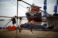 中国の商用造船所、海軍力を下支え　米国と対照的