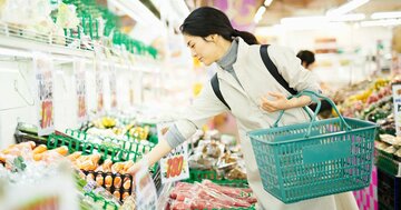 なぜスーパーの卵や牛乳は、売り場の一番奥に置かれているのか?