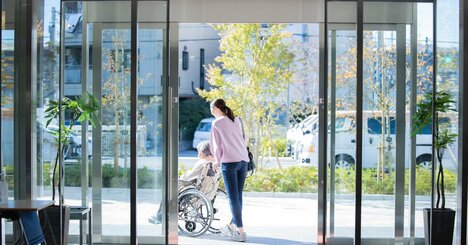 高額療養費の負担が年7万2000円増も…70歳以上の通院費は8月からどう変わる？