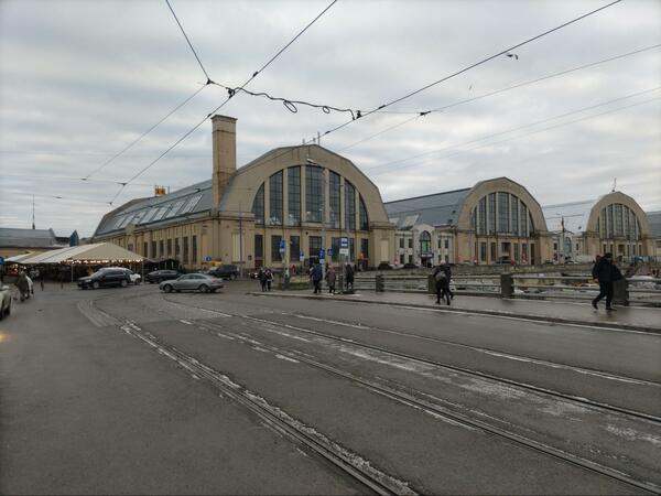 軍事用飛行船の格納庫を再利用したリガ中央市場（提供＝筆者）

