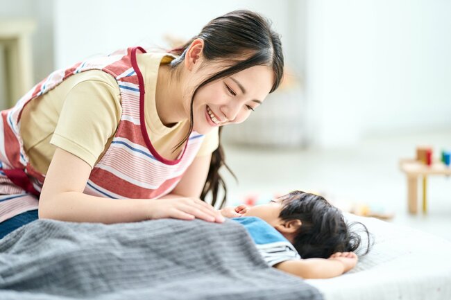 「お昼寝ハラスメント」は根絶すべきか？子どもを寝かしつける保育士の言い分