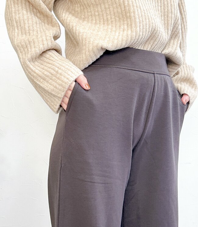 「お腹まわりも気になりません」ユニクロの“ぽかぽかワイドパンツ”楽ちんすぎて手放せない!「あたたかく最高です」「購入してよかった」