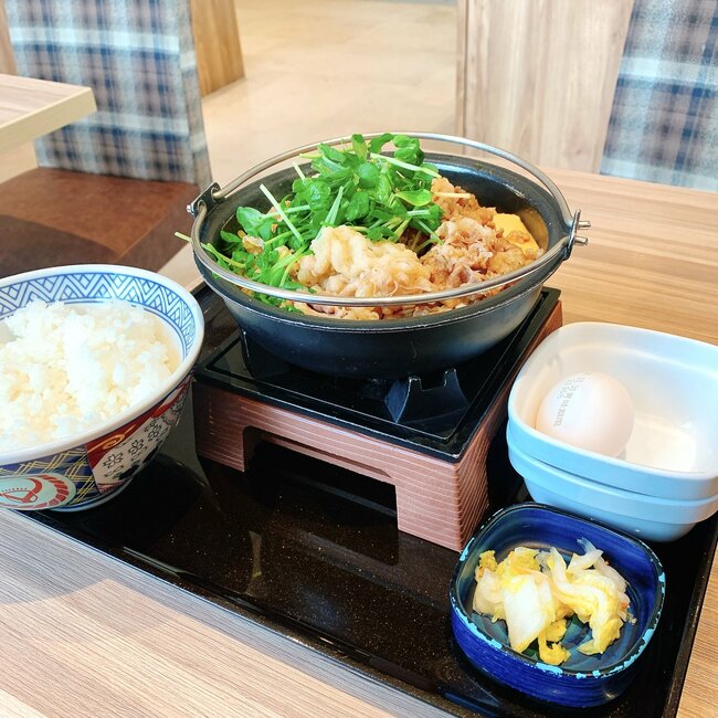 「大盛りご飯4杯いただきました」吉野家の“お肉ドカ盛りメニュー”ご飯おかわり無料なのが嬉しい!「明らかに肉の量が多いわよ」「腹がパッツンパッツンです」《実食レビュー》