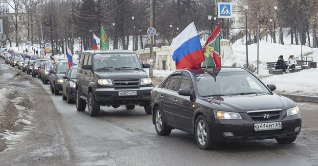 プーチン氏とウクライナでの軍事行動への支持を表明するためトルジョーク中心部の広場に集まった車