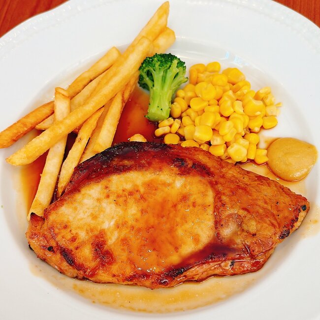 「ほぼ毎回注文」「大好きなメニュー」ロイヤルホストの“平日限定ランチ”満足感がえげつない…!「ロイホはこれしか食べない」