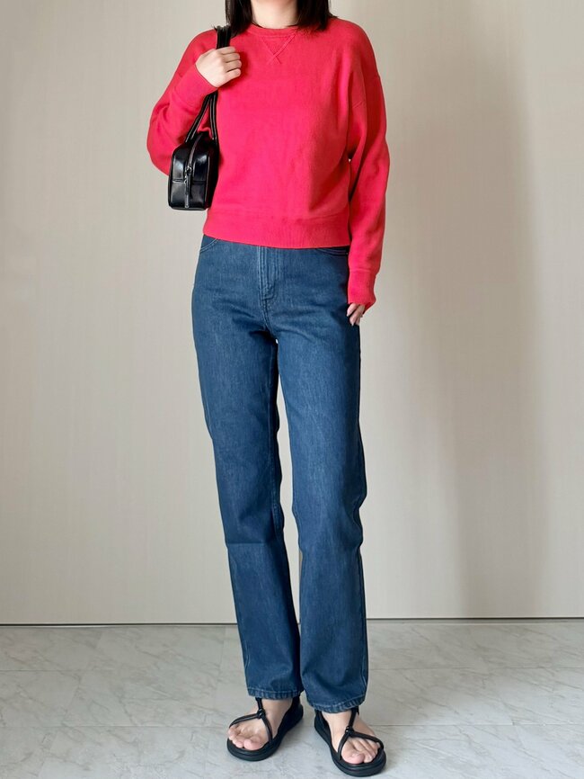 「とても綺麗なシルエット」「スタイル良く見えてびっくり」ユニクロの“新作ジーンズ”はくだけで脚長に見えてスゴい！「とても気に入りました」