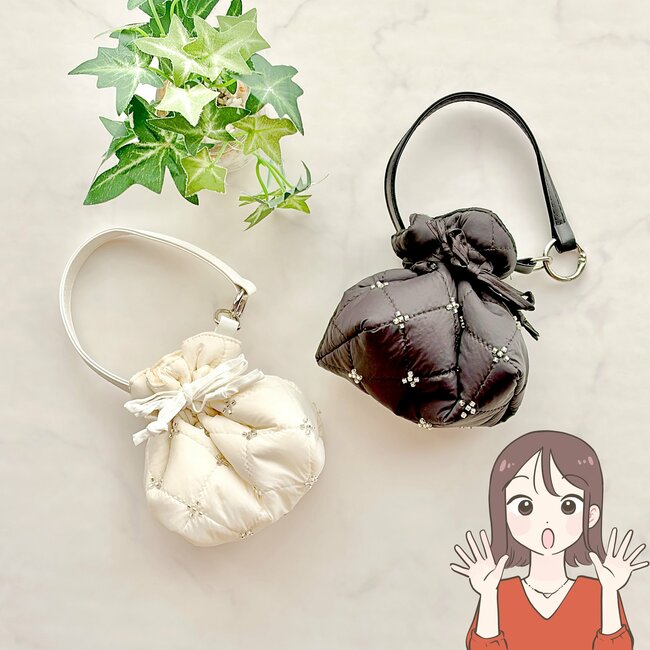 「色違いで3つも購入」3COINSの“ふわふわミニポーチ”かわいすぎて思わずまとめ買いしちゃった！「一目惚れして速攻ゲット」「見る度に気分が上がります！」