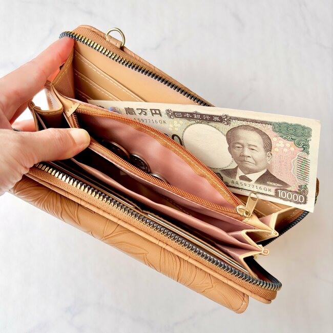 カードや診察券が50枚も入った…！しまむらの“1419円お財布ショルダー”スマホも収納できて天才すぎる！