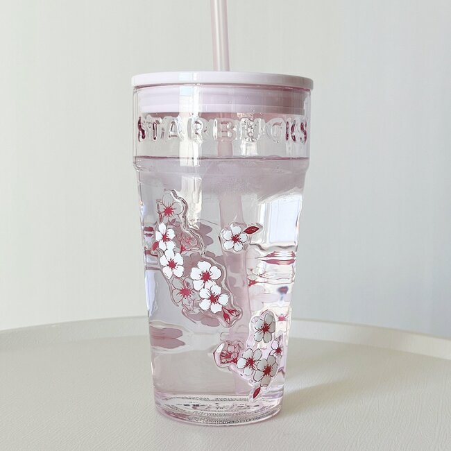「何とも言えない可愛さ」「ツボすぎて大優勝」スタバの“美しすぎるタンブラー”透明感たっぷりでキレイ！「棚にはラス1でしたが、奥にもありました」
