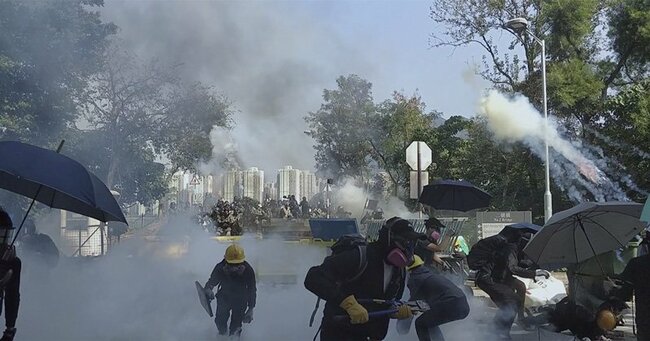 映画『時代革命』では2019年香港デモで警察の暴力と戦っていた市民たちの姿を描いている