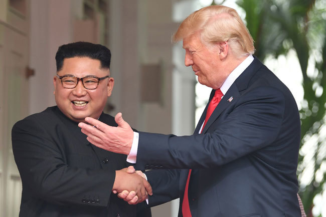 談笑するトランプ米大統領と金正恩朝鮮労働党委員長