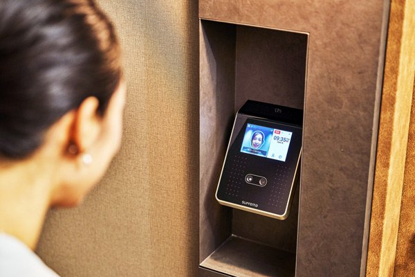 最新の生体認証も導入。カード―キーはうっかり忘れて室外に出てしまうこともあるため、そのようなケースも考慮されている