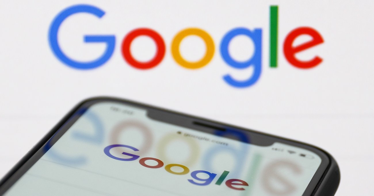 Googleのロゴとスマートフォン