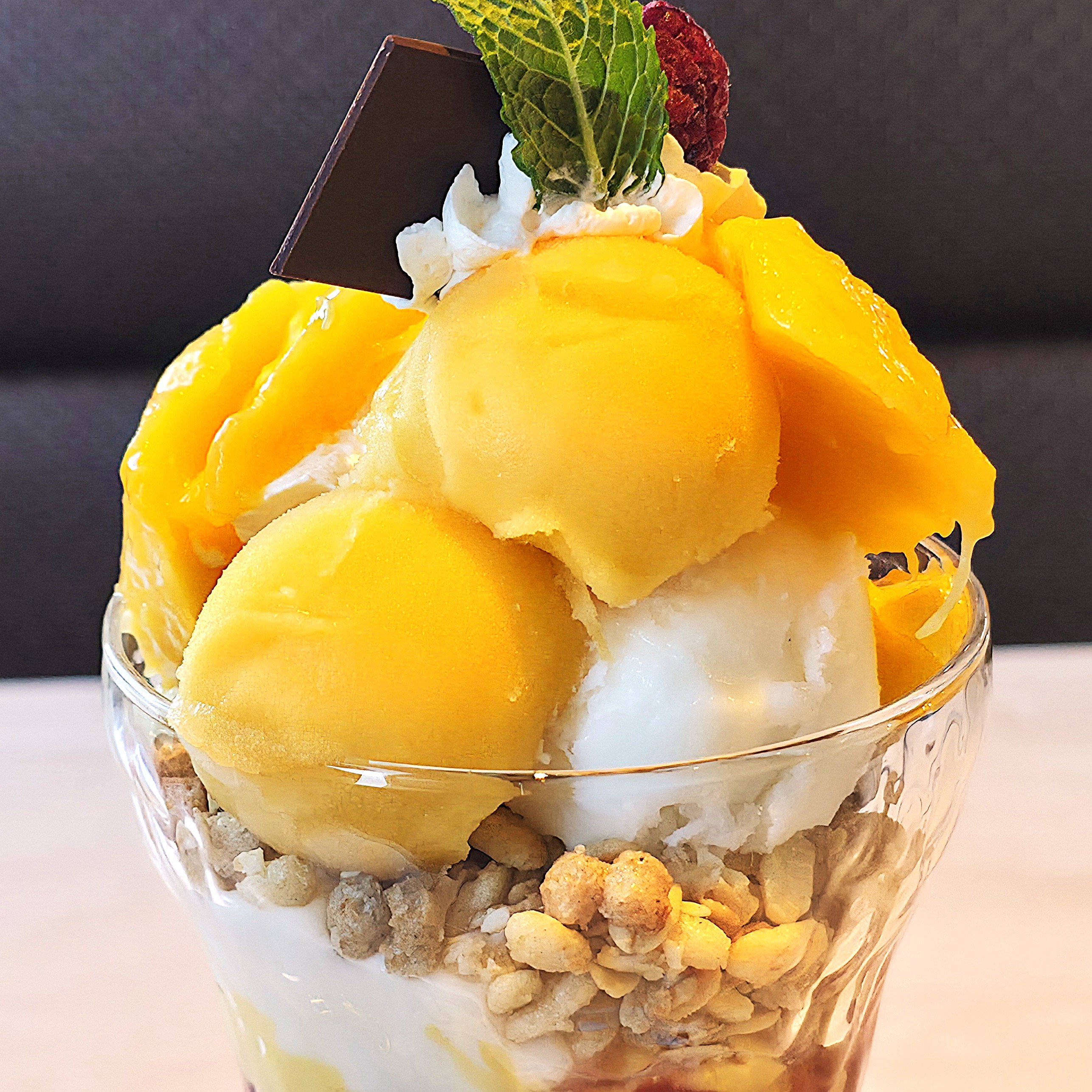 「2個3個いけてしまいます」「大きくてもぺろり」デニーズの“期間限定スイーツ”ひとくちの多幸感がスゴい！「予想以上に甘くて美味しかった」