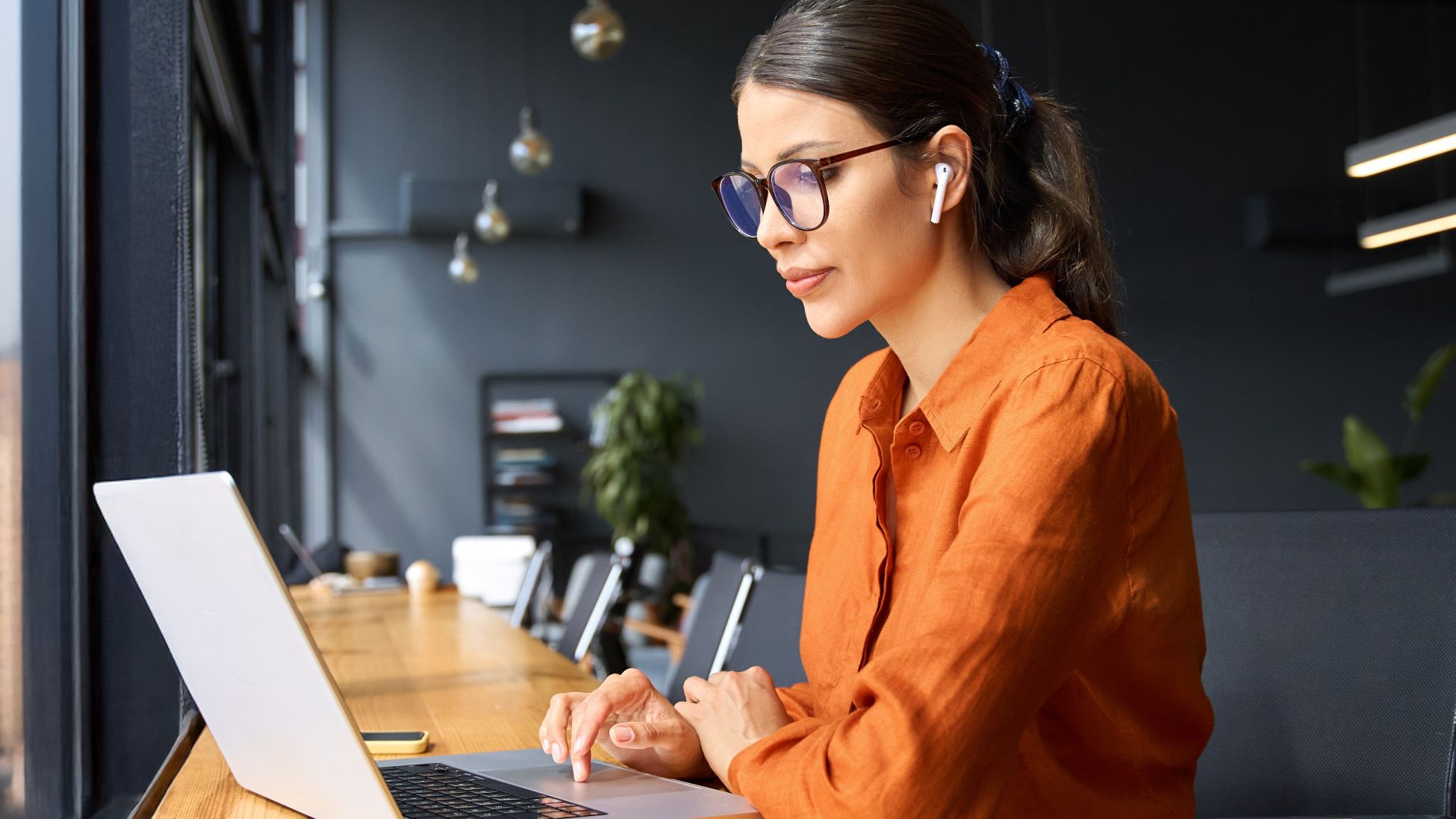 パソコンで仕事をする女性