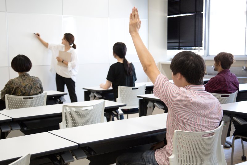 「何か質問ありますか?」で黙ってしまう人と、サッと手を上げられる人の決定的な差