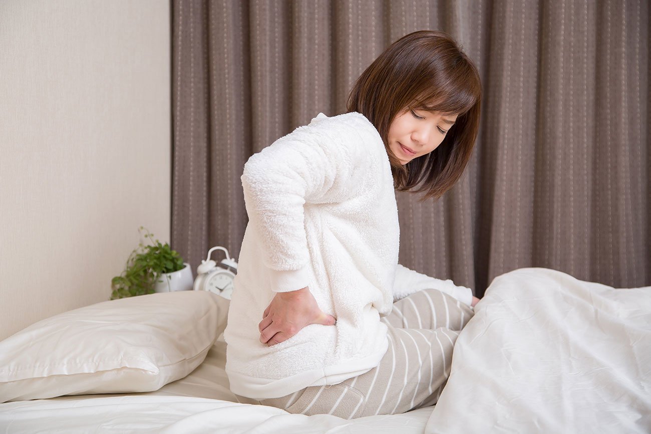 【爆睡のカギ】「寝ているだけ」で腰を痛める!? 知らずに選んでいる“NG寝具”の正体