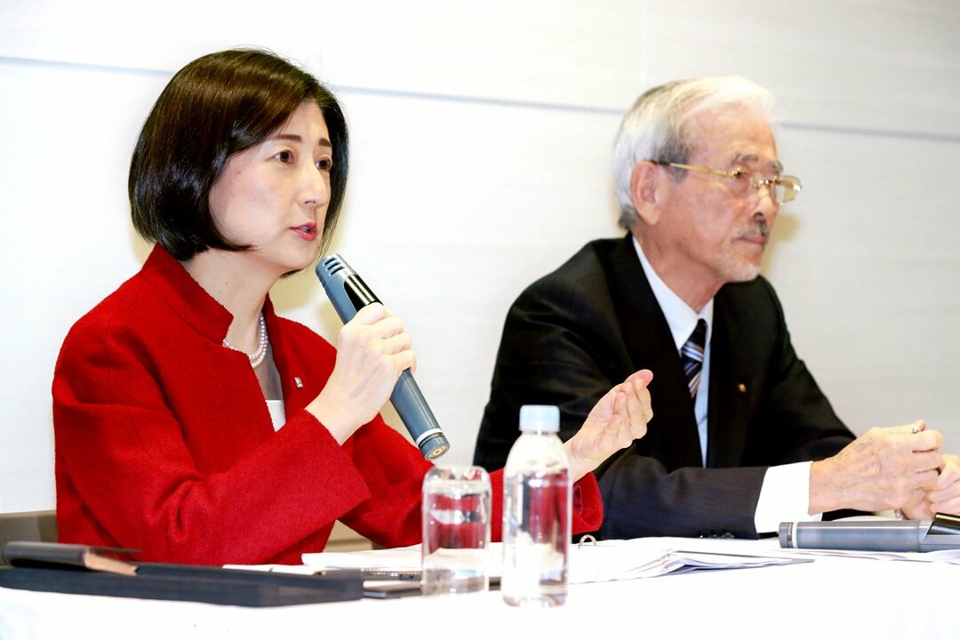 記者会見する大塚家具の大塚久美子社長(左)とヤマダ電機の山田昇会長
