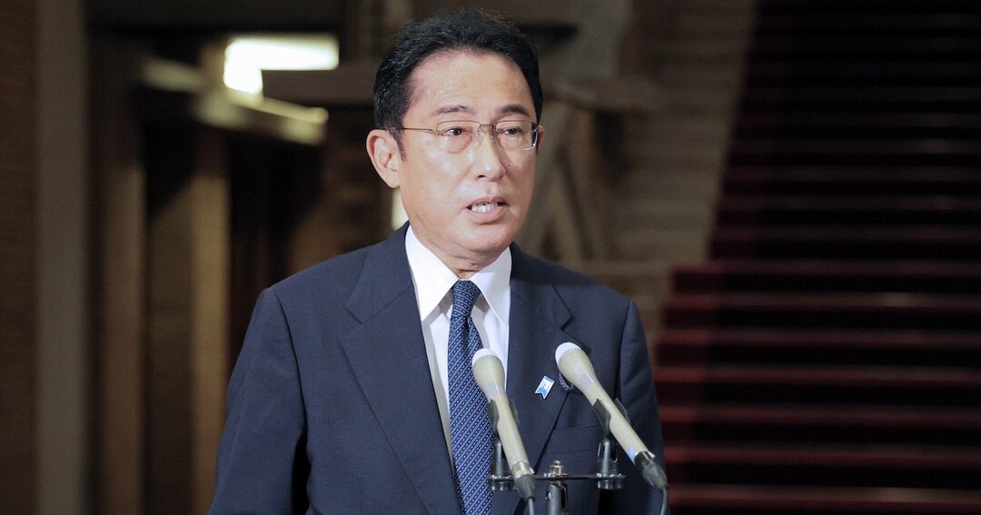 写真：記者団の質問に答える岸田文雄首相