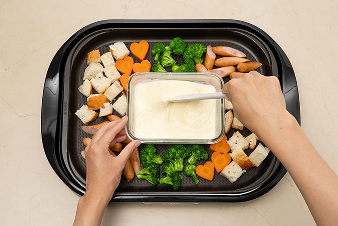 【裏ワザ料理】ピザ用チーズでつくる! ホットプレートdeチーズフォンデュ