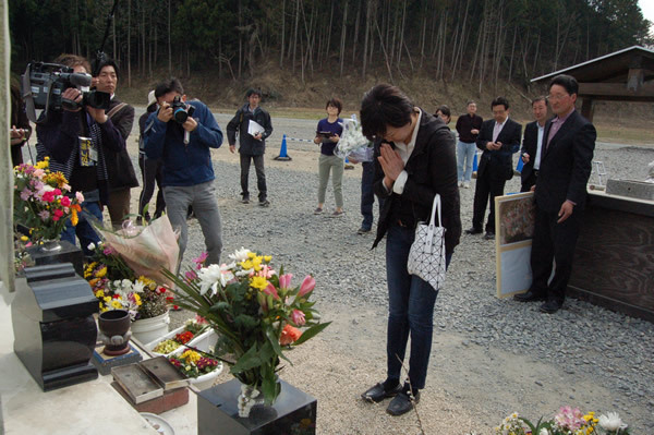 昭恵夫人が大川小視察、遺族の思いは伝わったか
