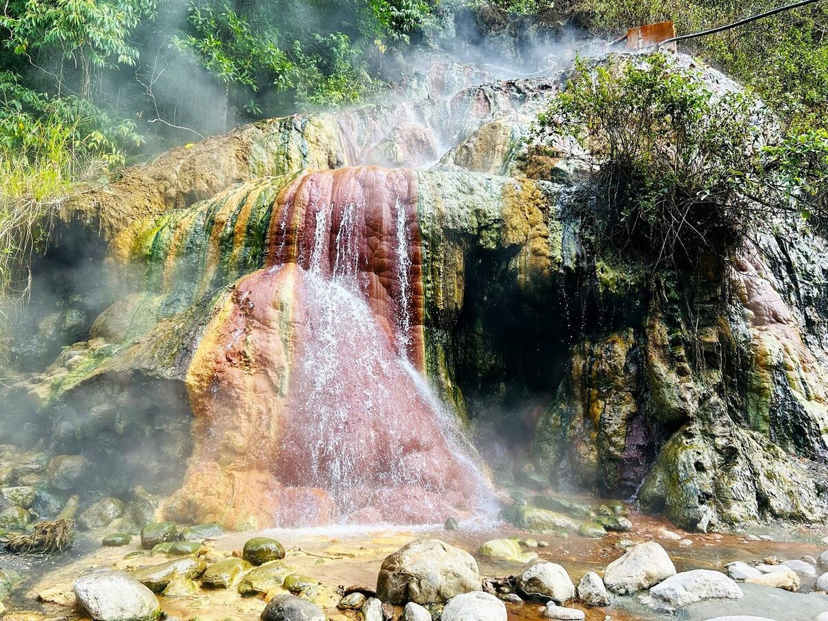 知られざる山奥の秘湯に一緒に入ろう！コロンビアで超豪快な「最も高熱な滝湯」につかる