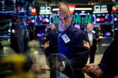 ダウ461ドル安、米国で初のオミクロン株感染